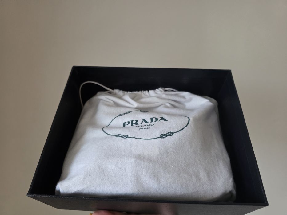 Сумка Prada Re-Edition бурбунди