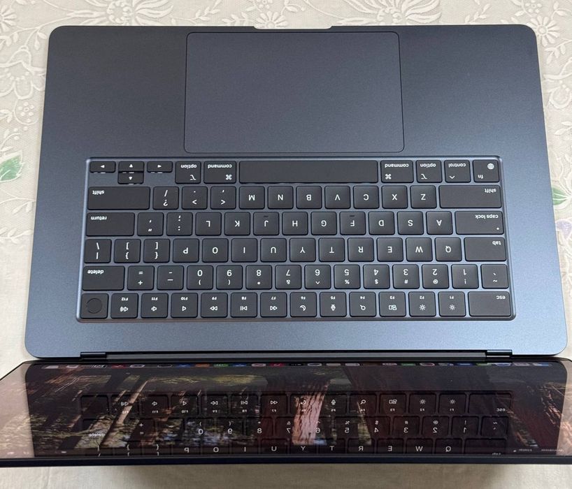 Macbook Air M3 15inch midnight  24gb/512gb

22 sikl 100%