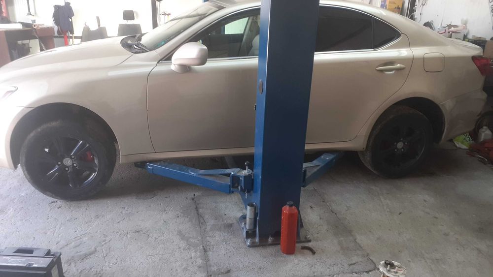Dezmembrez Lexus IS 220