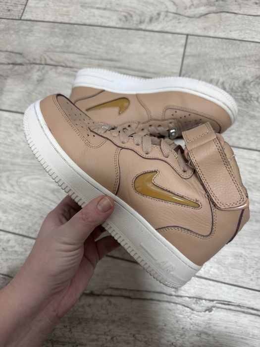 Отдам бежевые кроссовки  forse 35-36 размер , носила мало