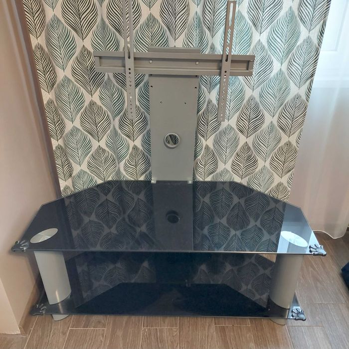 стъклена маса за телевизор