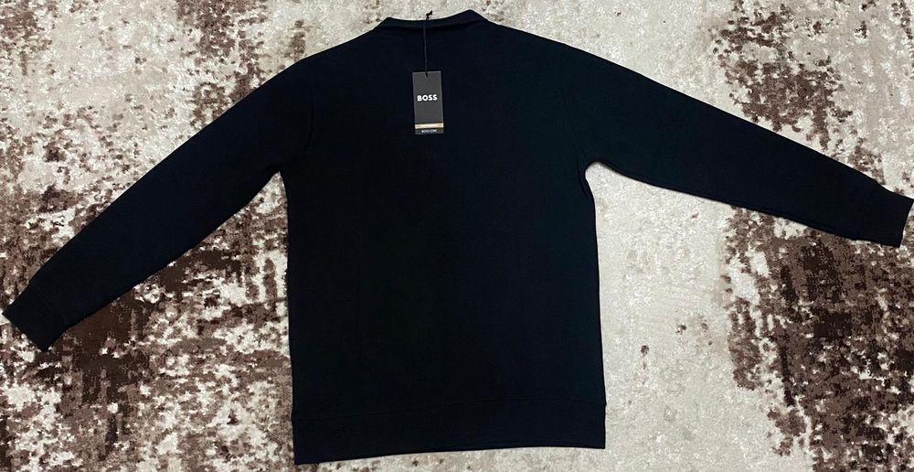 Vând bluza noua de bărbați Boss