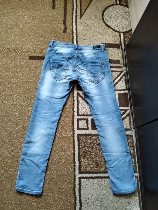 Продам женские джинсы.