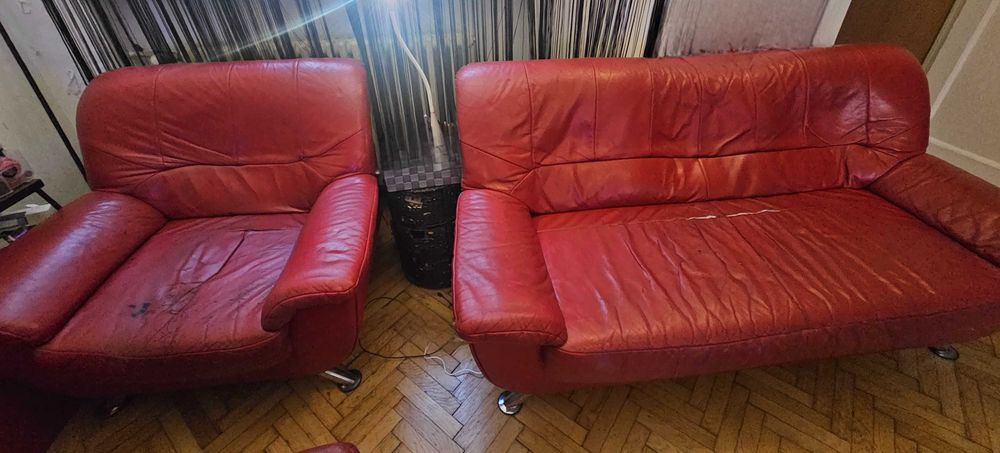 Vând set compus din canapea (3 locuri), două fotolii şi taburet, din piele. Necesită recondiționare.  Preț 700 lei.
