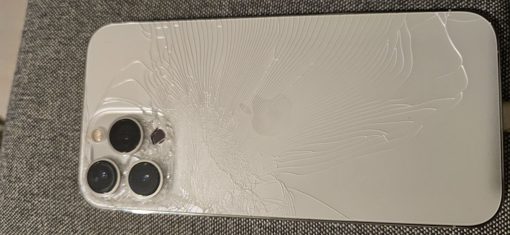 Vând iphone 13 pro max spart spate