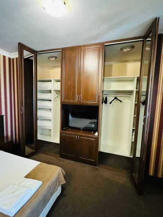 ХОТЕЛ с РЗП 1300 кв.м., работещ, град Карлово