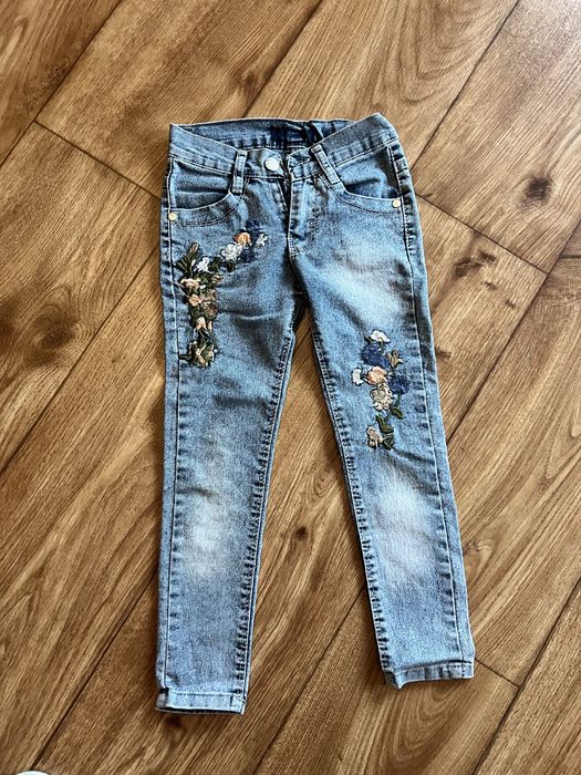 Спортивные костюмы и куртки для девочки