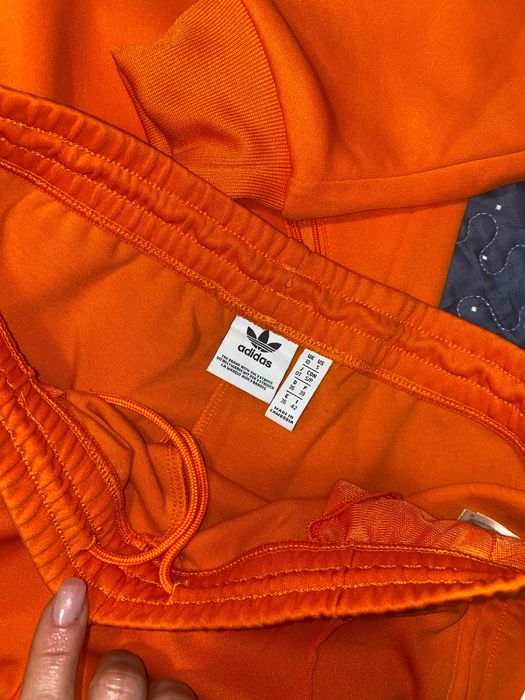 анцуг костюм е ярко оранжев adidas