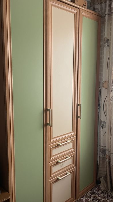 Двухярустная кровать с шифоньером