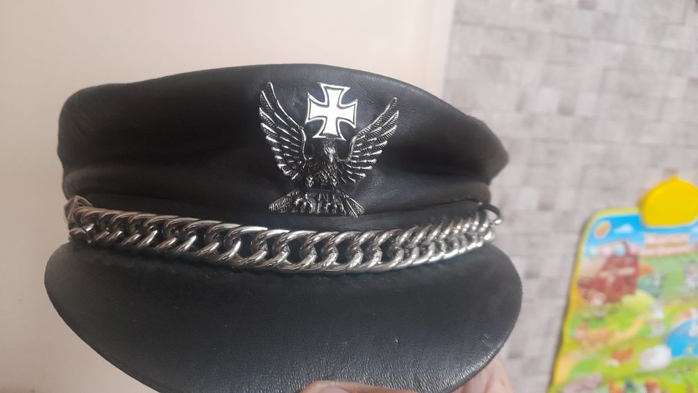 Продавам оригинален рокерски каскет от естествена кожа