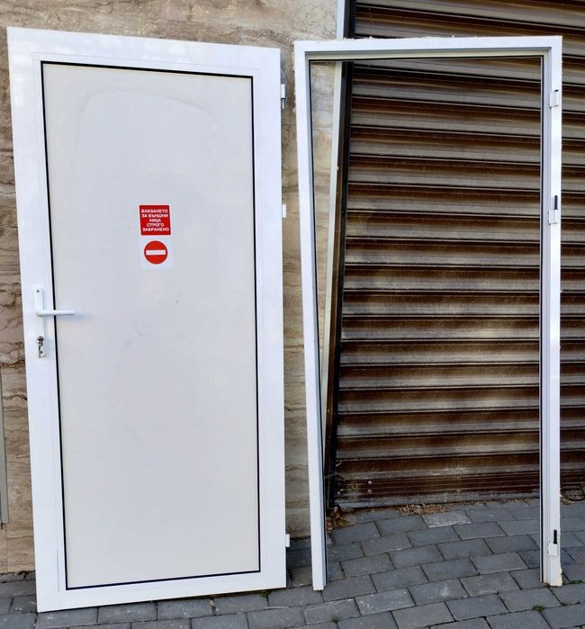 Продавам алуминиева интериорна врата 93см на 195см.