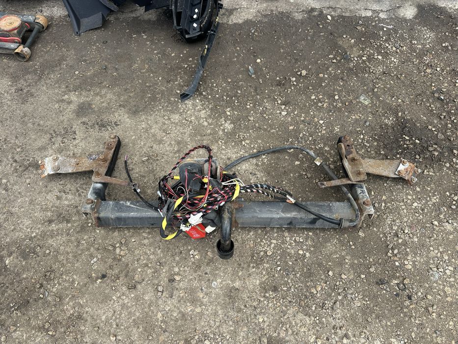 Теглич за Тойота Корола Версо 2004-2009г.!