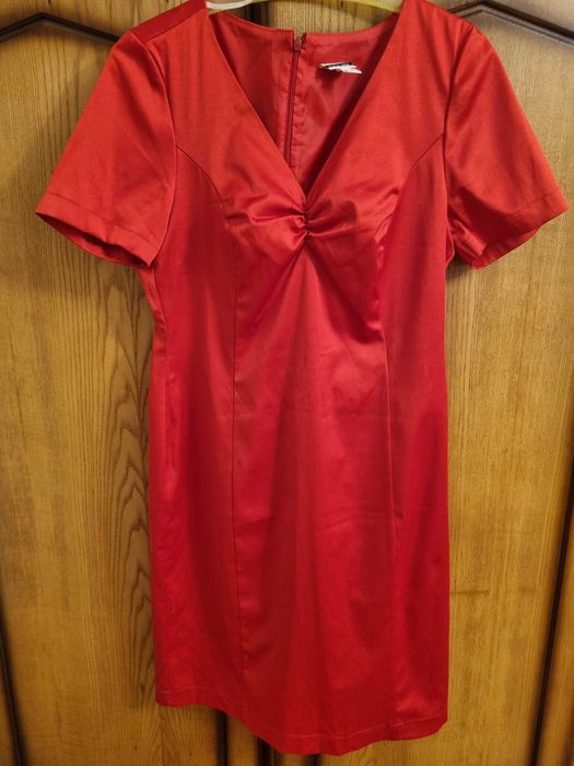 Vand rochie si sacou, material satin rosu, marime S-M, ca noi