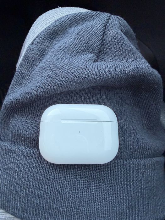 Airpods pro 1.