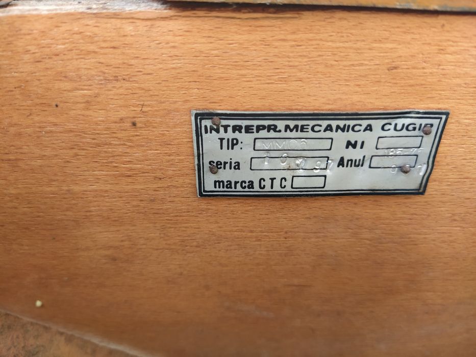 Mașină de cusut veche,cu masa