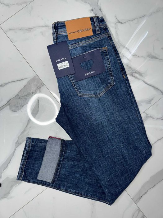 Blugi noi cu eticheta Prada