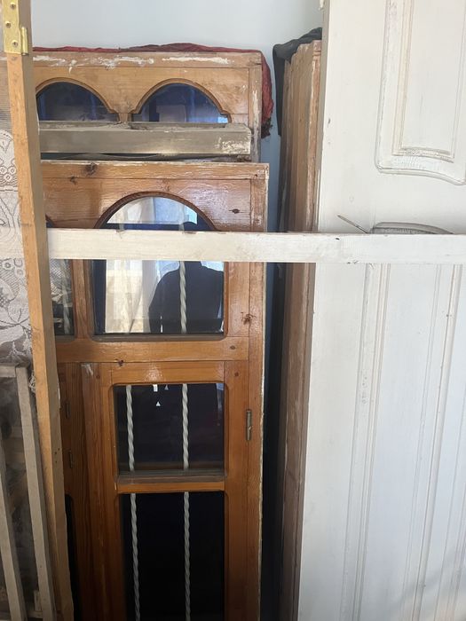 Ikki qavatli tayyor oynalar, reshotkasi bilan birga