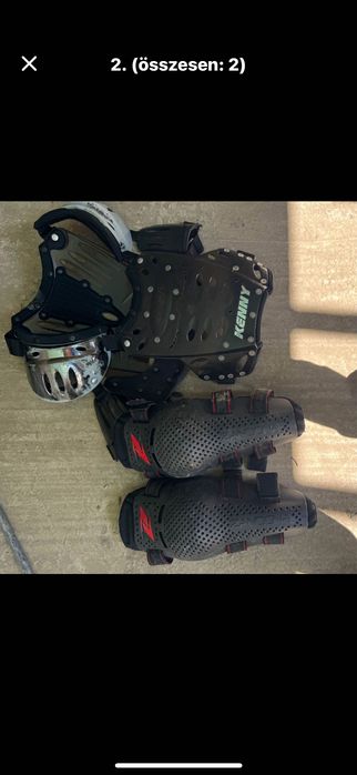 Kenny si genunchiere