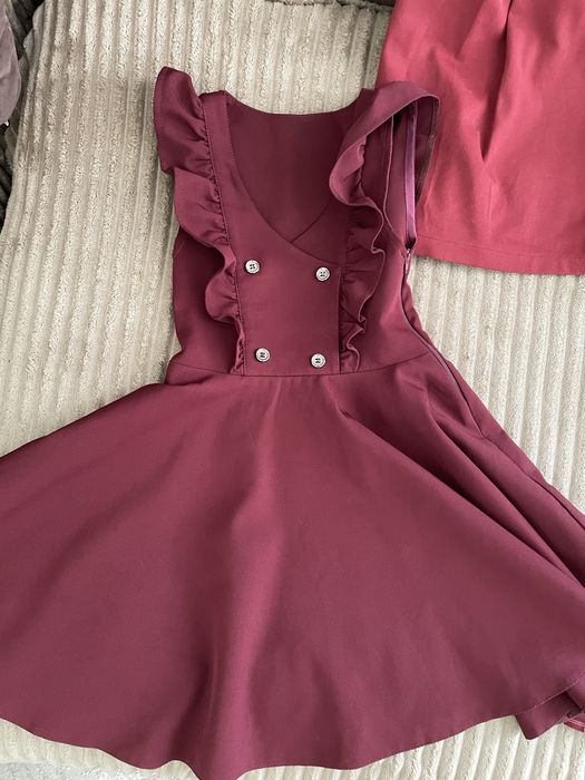 Школьная форма бордового цвета.