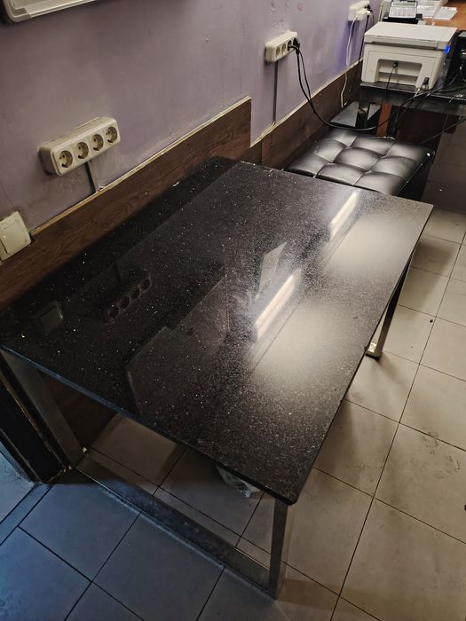 Продают б/у столы