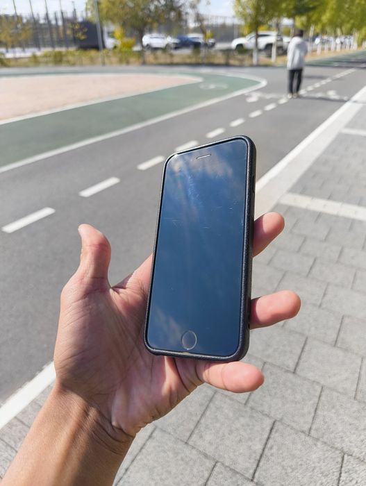 Продам iPhone SE 2020 года на 64 ГБ.