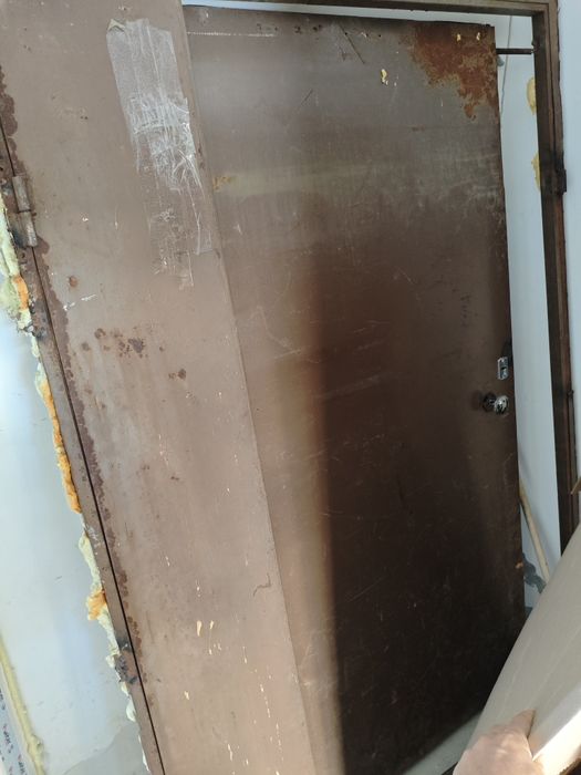 Железная дверь двустворчатая