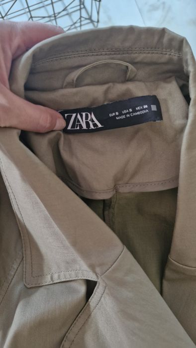 Петролено зелен тренчкот Zara