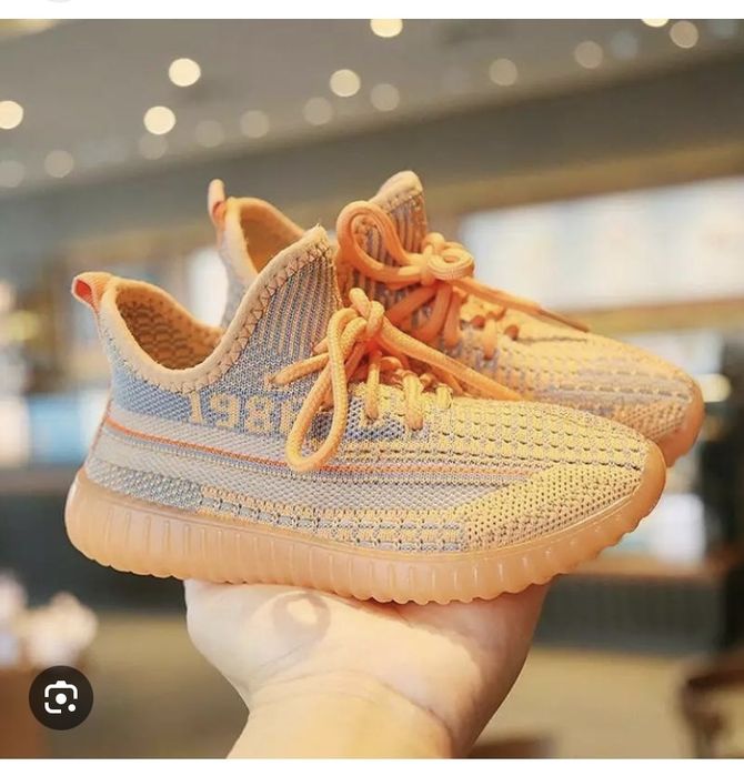 Продам детские кроссовки