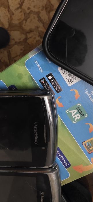Продавам два blackberry телефона
