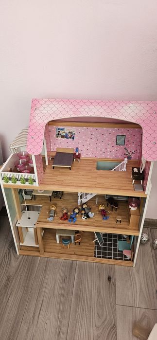 Casa de păpuși din lemn, cu mobilier si accesorii