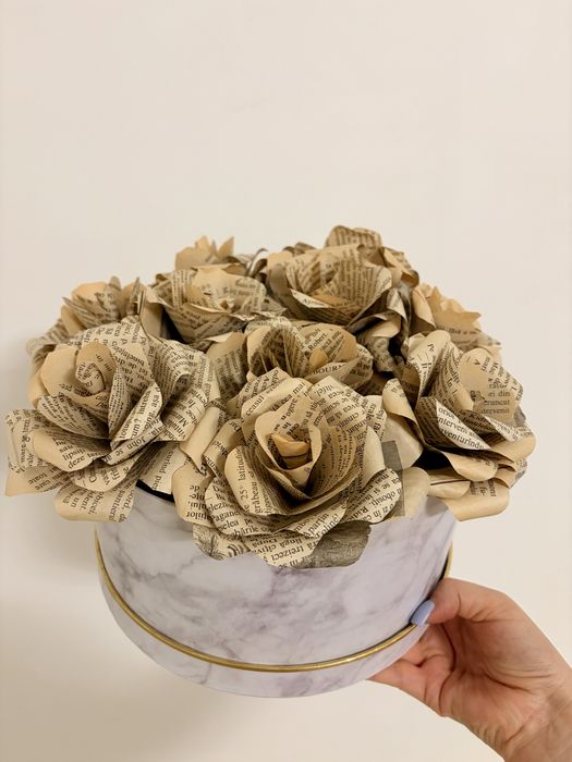Aranjament floral handmade din foi de carte