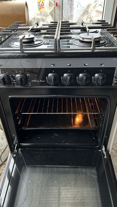 Газ плита ,четырехконфорочная .С электророзжигом и подсветкой .