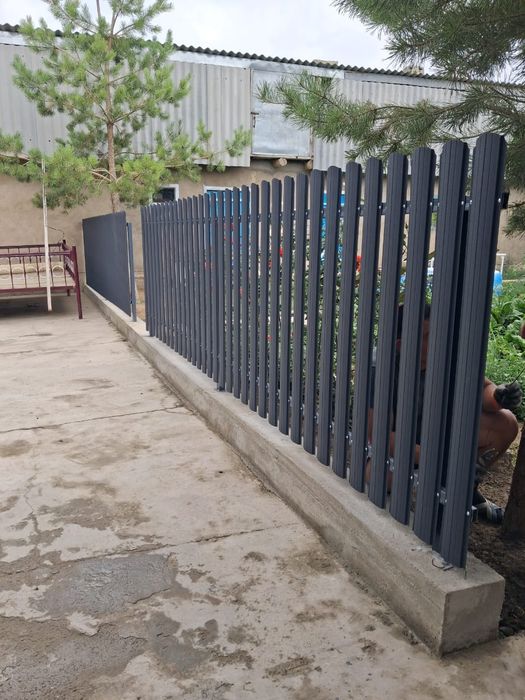 Продаётся евро штакетник металлический.