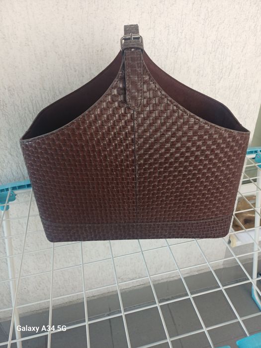 Geanta tip cos rigid cu mânere.