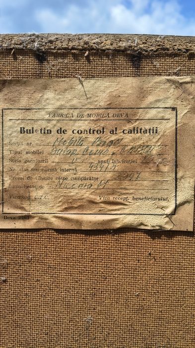 Mobilă antică din lemn masiv