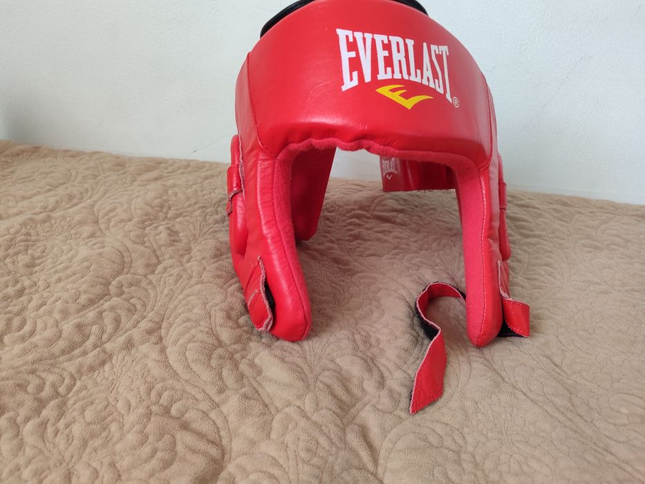 Боксерский перчатки и шлем
