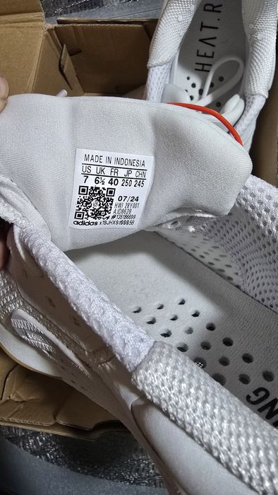 Adidas кроссовки новые