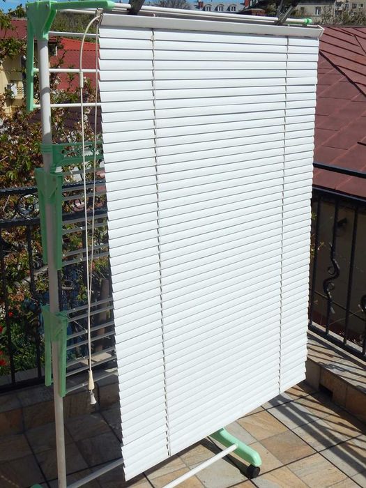 Jaluzea metalica alba dimensiuni 115 x 80 cm anii 1990
