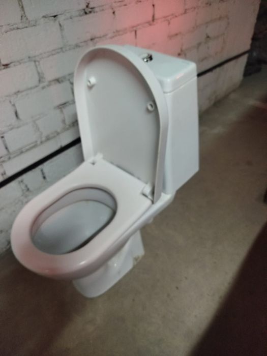 Продам унитаз б/у в отличном состоянии