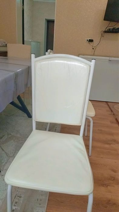 Продам стулья с чехлами.