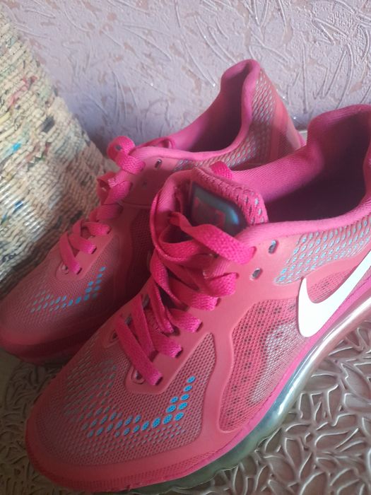 Продаются женские  кроссовки фирмы NIKE