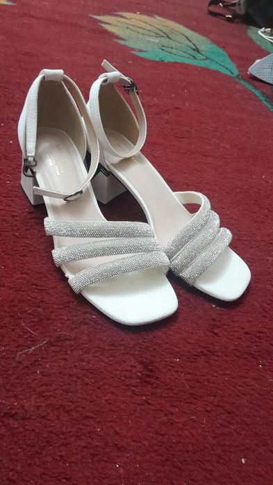 Ayollor tuflisi vecherniy oqishga kiysa ham boladi