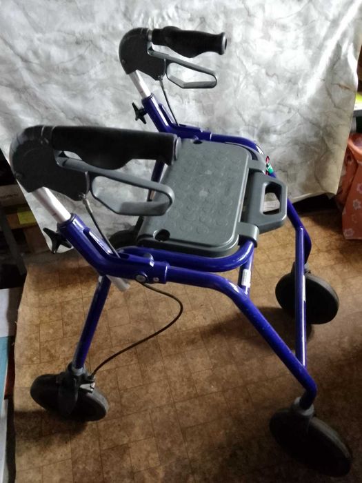 Инвалидни колички помощни средства