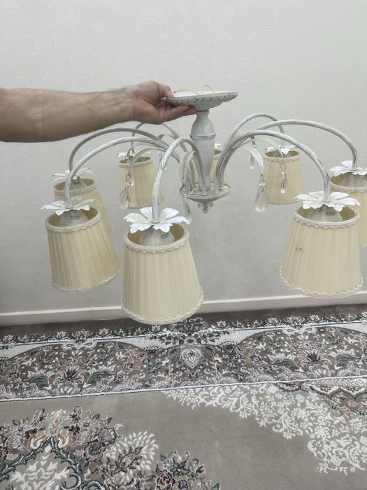 Срочно продаю люстру 8рожковую