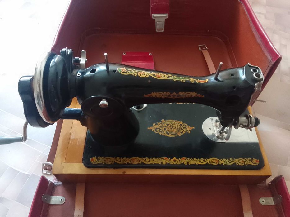 Швейная машинка в футляре