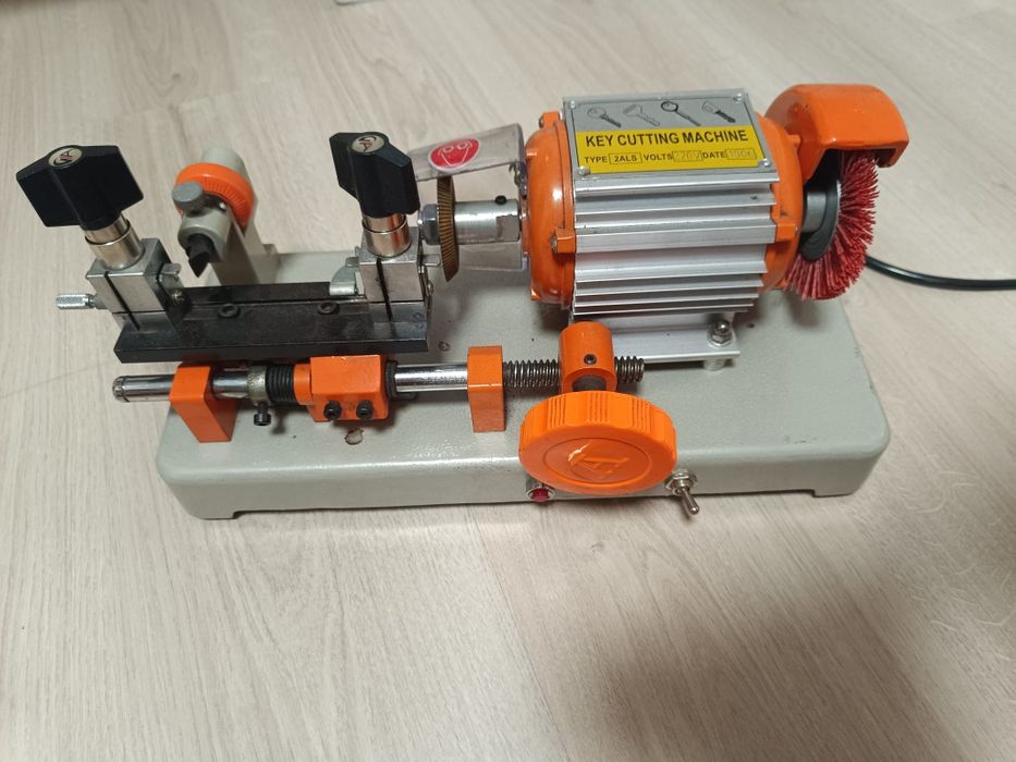 Masina copiat chei - ideal de copiat cheile cu amprenta, auto, moto