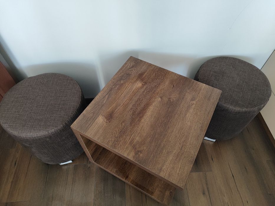 Масивна холна маса с 2 табуретки – комплект