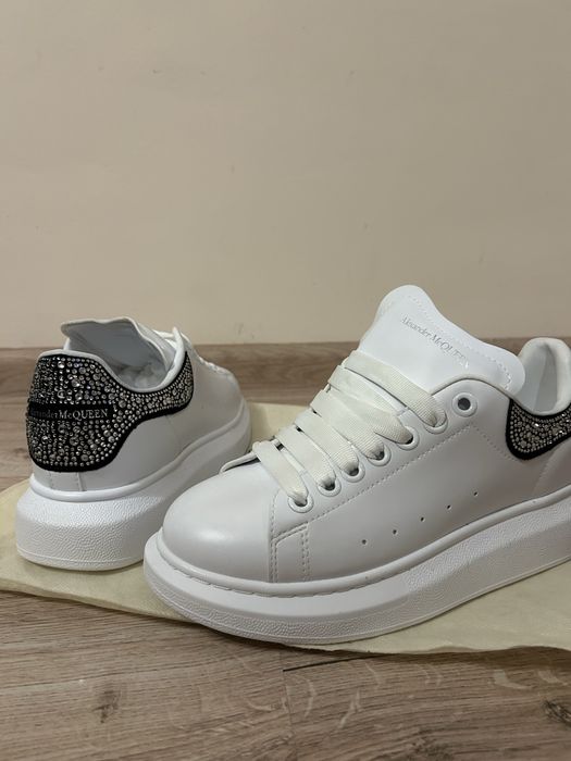 Чисто нови Alexander McQueen с камъчета  – Блясък и Класа!