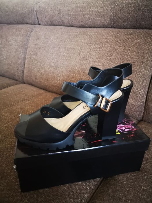 Босоножки кожаные