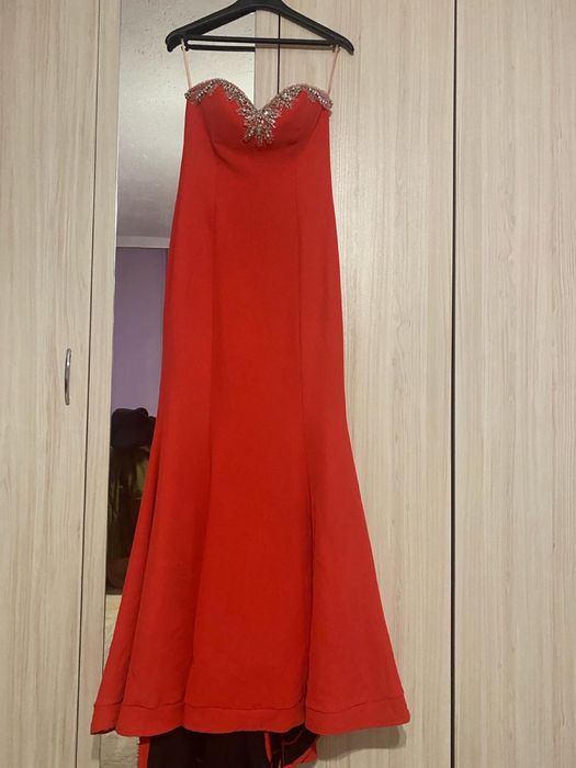 Официална роклята е 36 размер